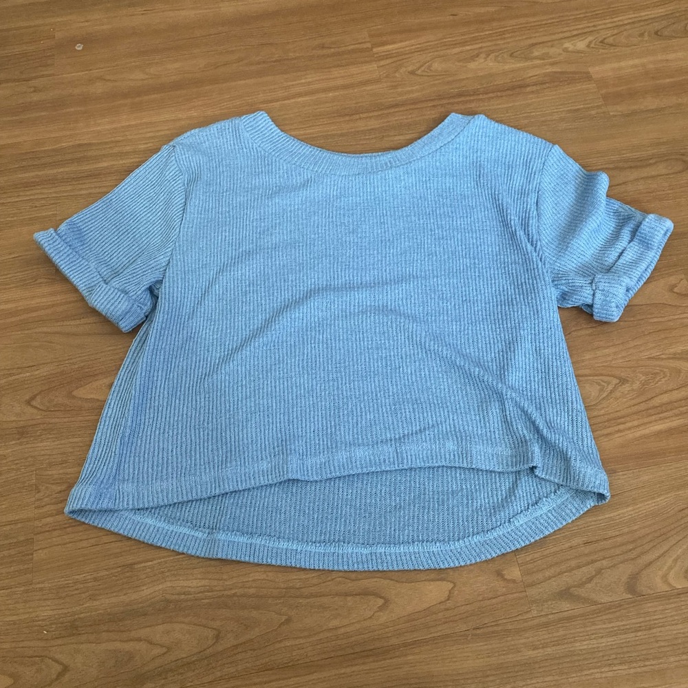 Blue cropped shirt